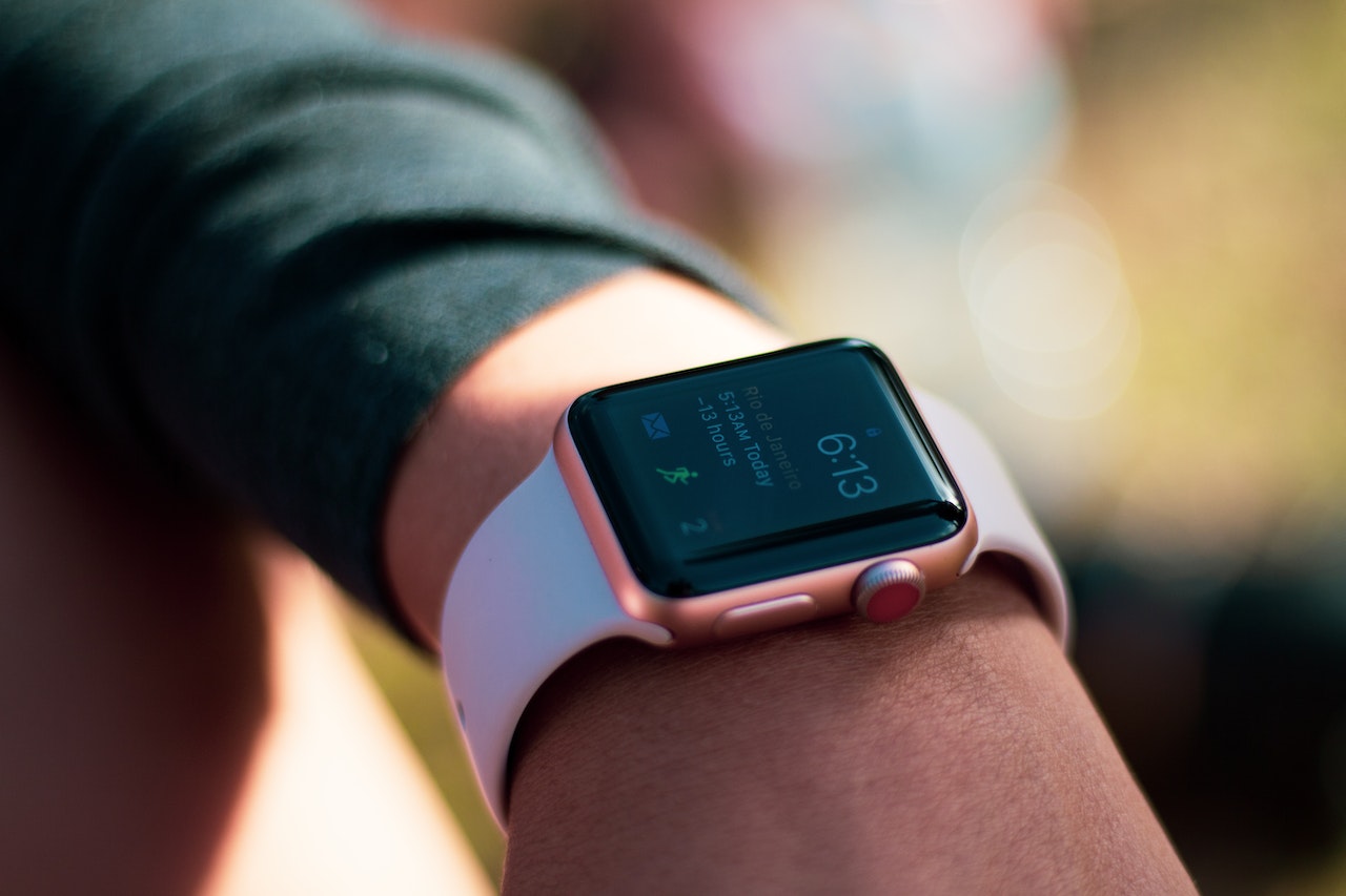 5 Reasons You Should Buy a Smartband Instead of a Smartwatch - ReadWrite