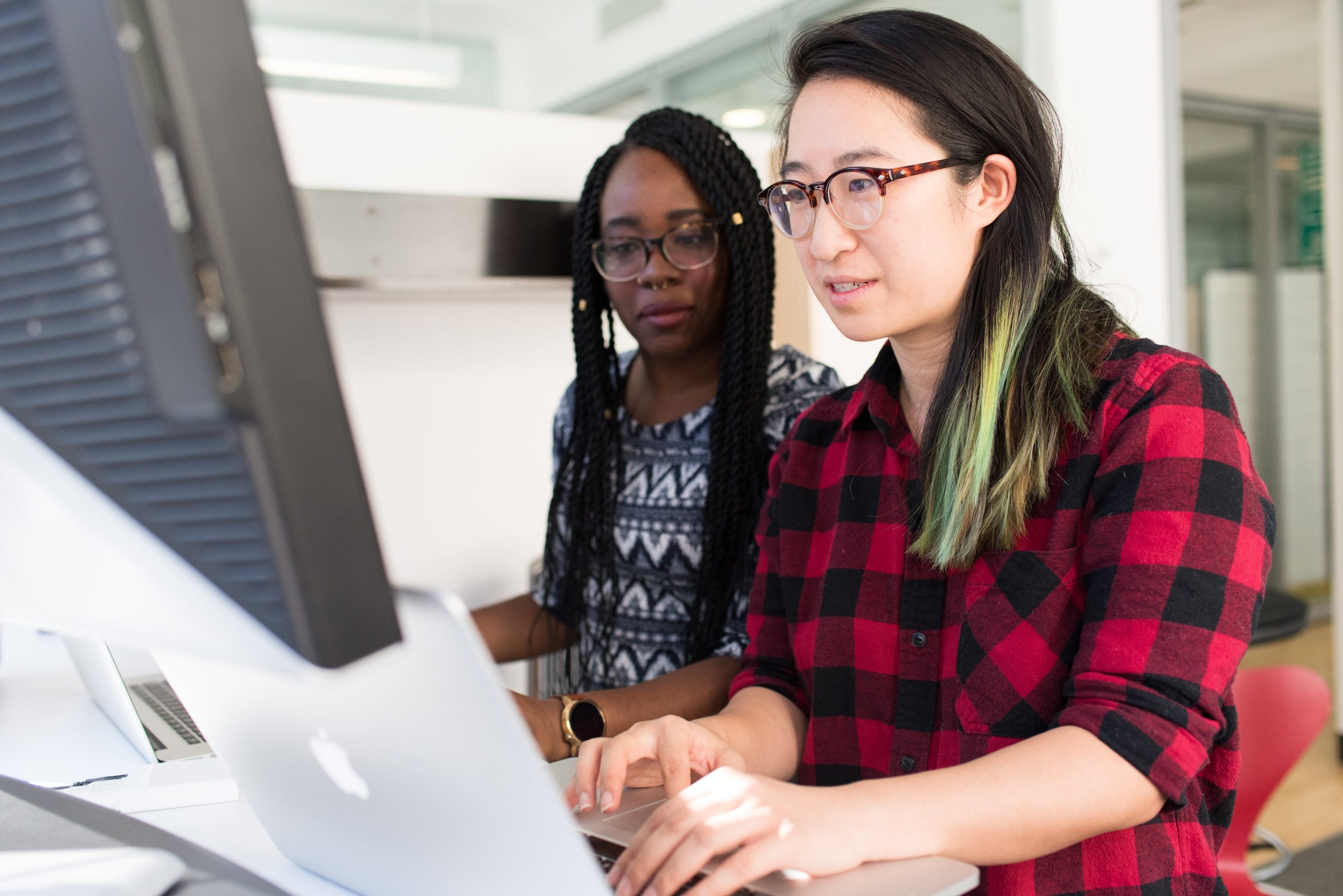 Women working on laptop scaled