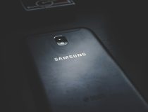 Samsung logo on a smartphone / Samsung record stunning Q1 operating profits after chip price rebound