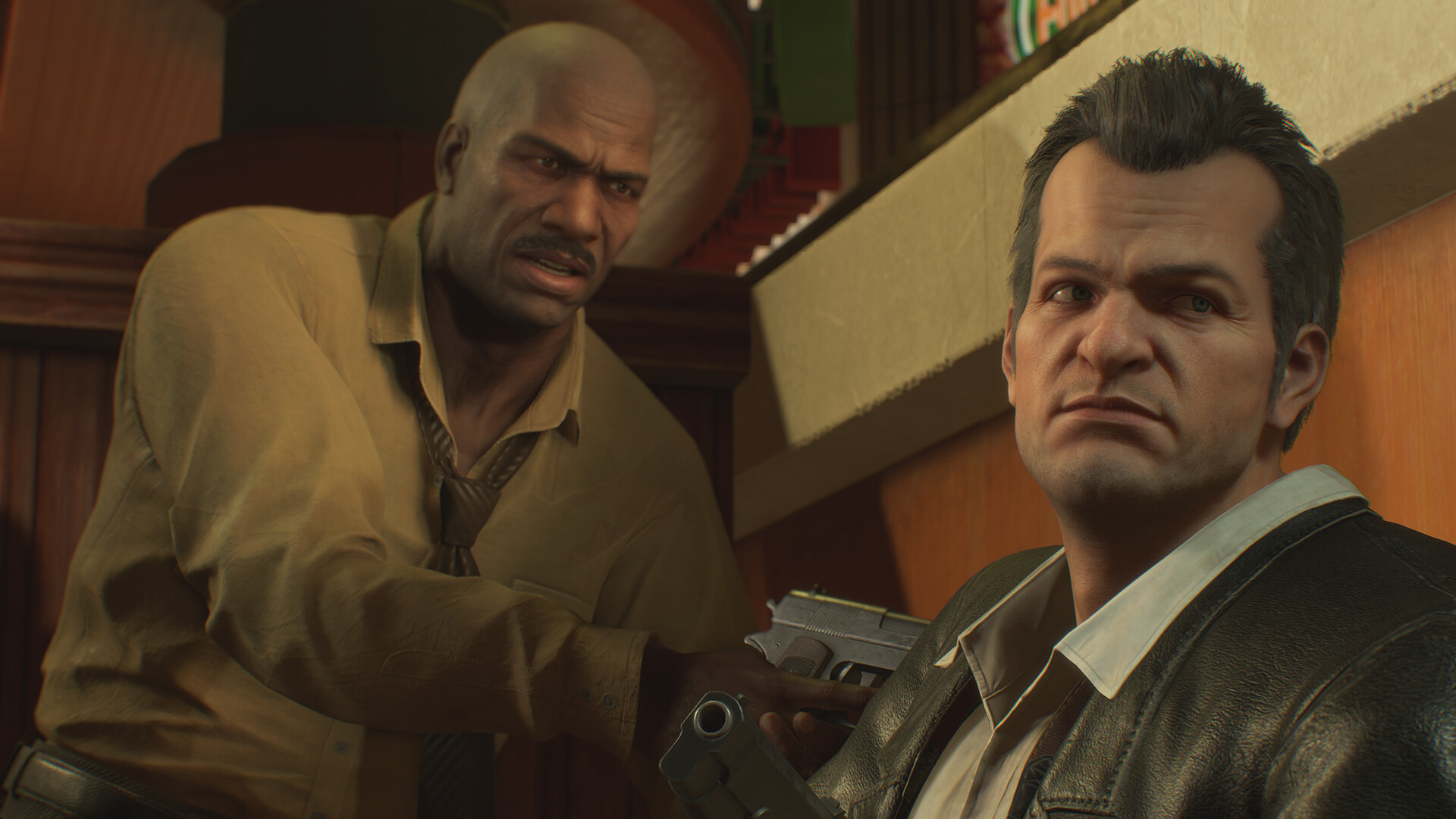 Agen DHS Brad Garrison mengarahkan pistolnya ke Frank West, sambil mengalihkan pandangannya dari Garrison, di Dead Rising Deluxe Remaster