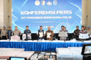 Indonesia seizes $36.2M in major online gambling crackdown. Indonesian police and PPATK officials hold stacks of seized evidence, including cash and documents, during a press conference on May 2, 2025, in front of a large digital screen reading “KONFERENSI PERS DITTIPIDSIBER BARESKRIM POLRI.”