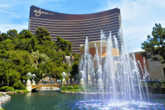 Wynn Las Vegas fined $5.5M by Nevada over anti-money laundering failures. Image of Wynn Las Vegas with fountain at the front.