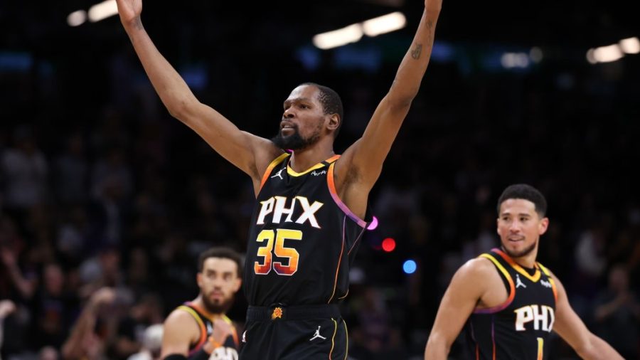 Kevin Durant holds his arms aloft