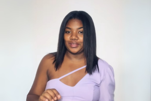 Raquel Brito, who is influencing social media in Brazil, was interrogated about the alleged promotions of illegal gambling. Raquel Brito wears a lilac shoulder with straight black hair. It stands against the background of the eggs.