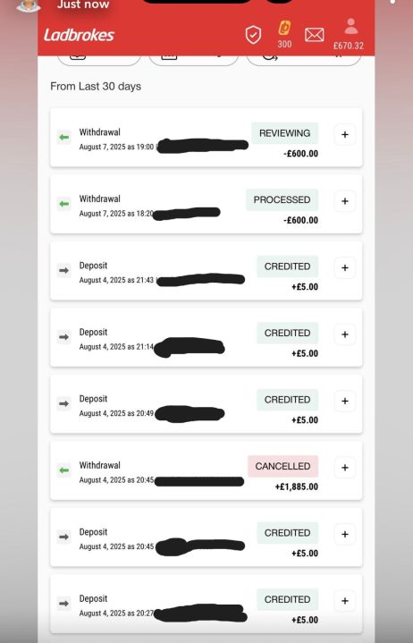 Captura de tela de um histórico de transações de conta Ladbrokes a partir de agosto de 2025. Ele mostra vários depósitos de £ 5, juntamente com gravações de £ 600 marcadas como 