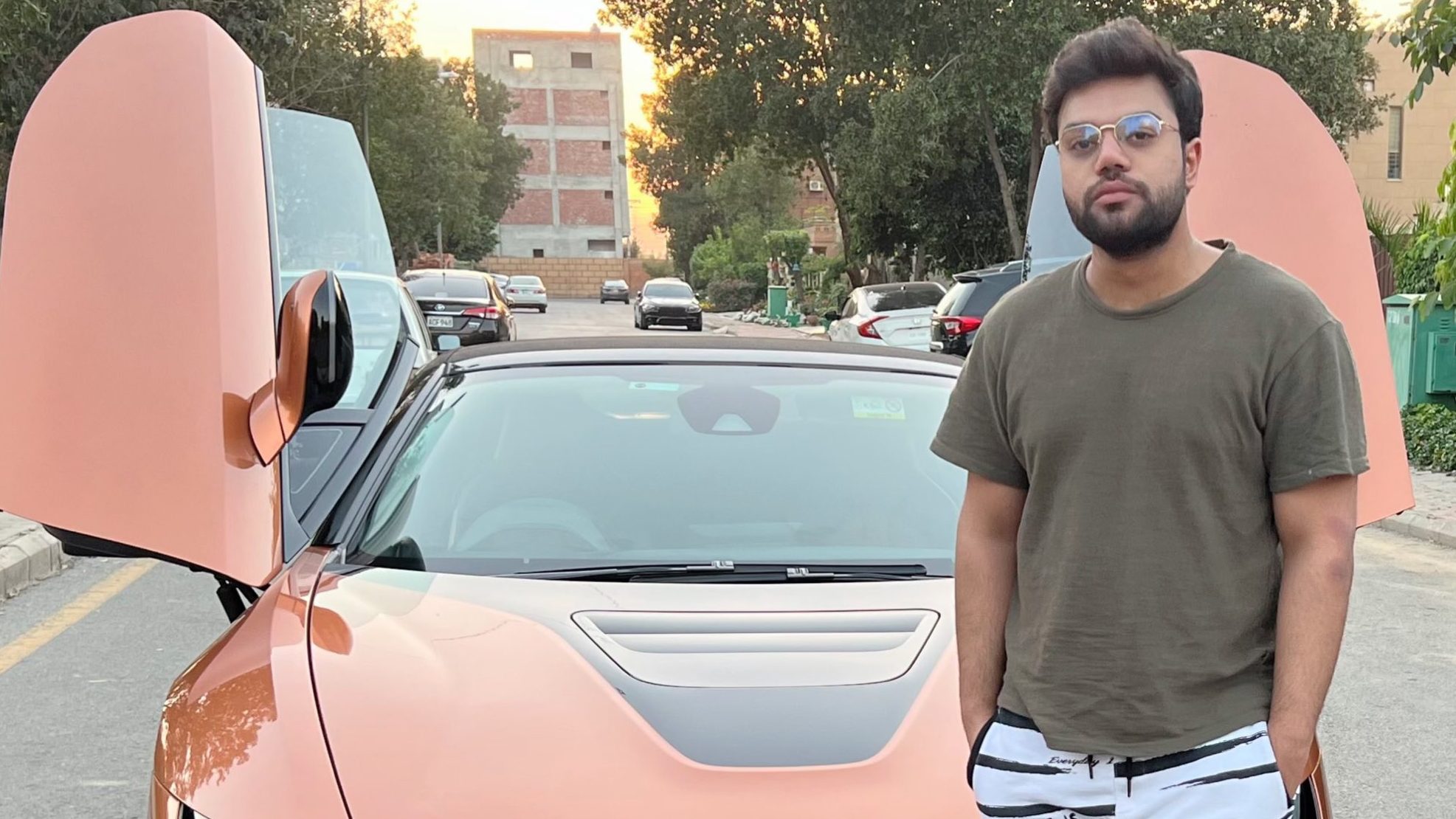 The National Agency for Investigation of Cyber Crime (NCCIA) was held at Lahore Airport on Sunday, Pakistani, on Utiper Dicky, the real name, Souadour Rahman, by the National Agency for Cyber Crime (NCIA) at Lahore Airport on Sunday. Bhai Ducky was photographed next to a luxury sports car.