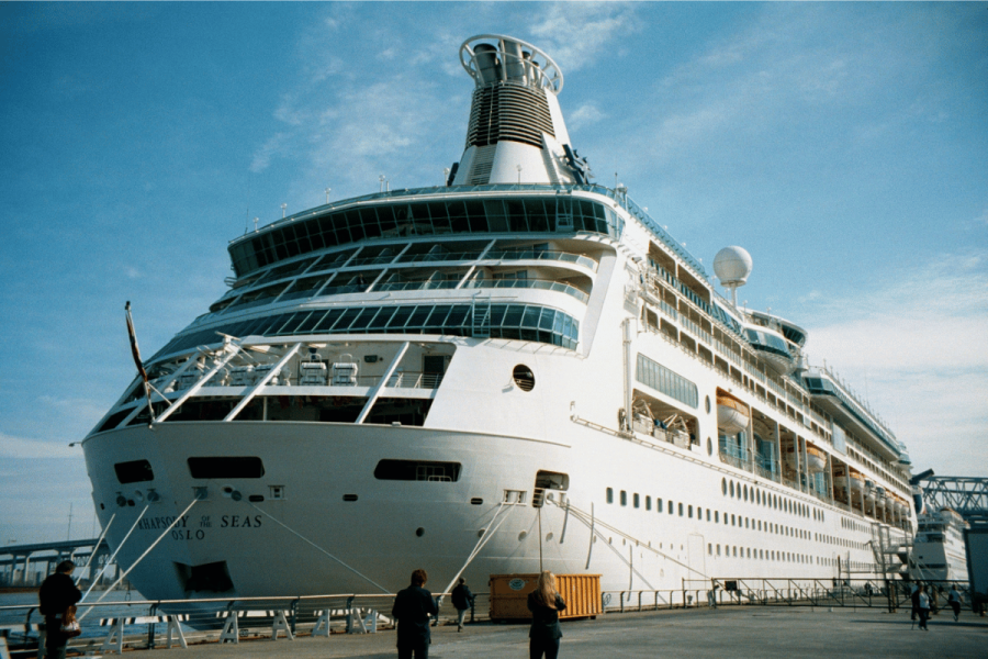 El hombre salta por la borda del crucero después de acumular $ 16,000 en deudas de juego