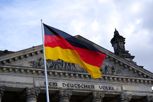 Only 1 in 12 gambling sites legal, says German regulator. Generic image of German flag in front of government building