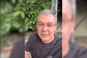 Black background with a vertical social media video in the middle, from Brazilian congressman Lindbergh Farias