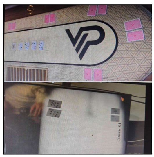 Duas imagens: a parte superior mostra uma mesa de pôquer com cartas viradas para baixo e para cima dispostas ao seu redor. A mesa tem uma superfície estampada e um grande logotipo VP no centro. A imagem inferior mostra uma câmera em escala de cinza exibindo várias cartas de baralho em uma tela chamada “Câmera 01”. Isto é supostamente parte do escândalo de pôquer da NBA.