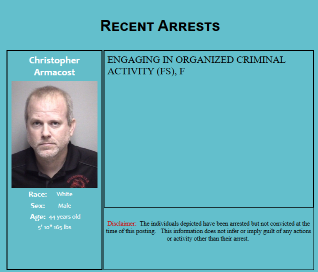 Foto de reserva de Christopher Armacost mostrada em um gráfico de prisões recentes listando uma acusação de envolvimento em atividade criminosa organizada, crime.