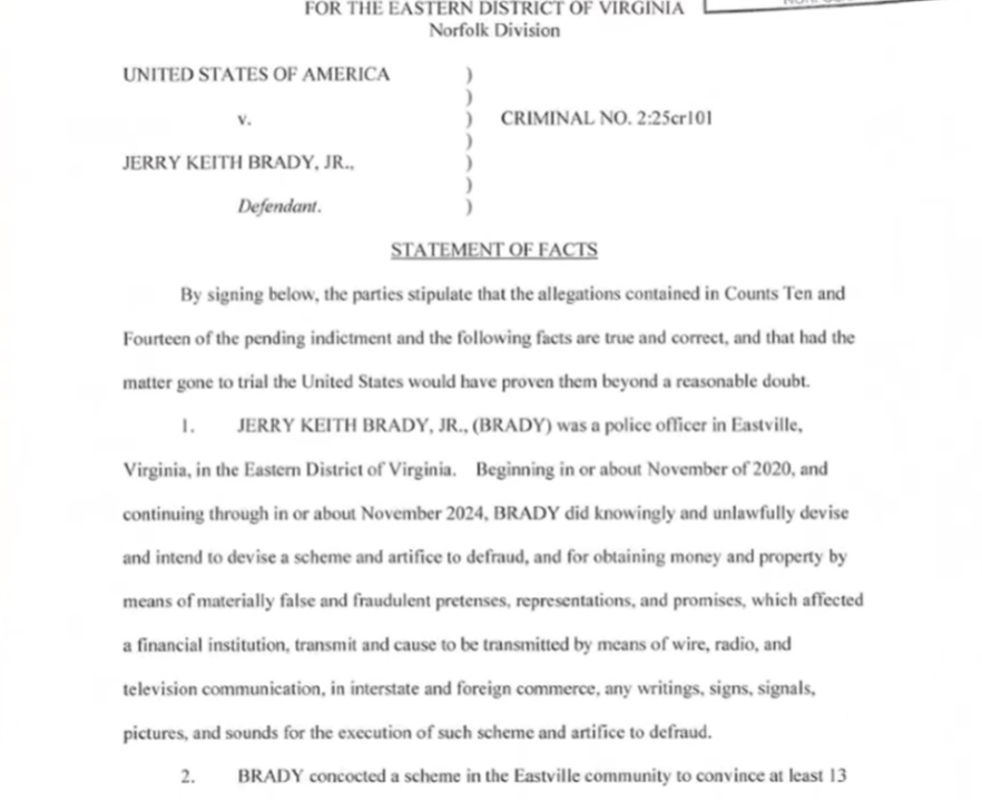 युनायटेड स्टेट्स ऑफ अमेरिका वि. जेरी कीथ ब्रॅडी ज्युनियर, क्रिमिनल नंबर 2:25cr101 या प्रकरणात, व्हर्जिनिया, नॉरफोक डिव्हिजनच्या पूर्व जिल्हा न्यायालयाकडून फेडरल न्यायालयाच्या दस्तऐवजाचा स्क्रीनशॉट. पृष्ठाचे शीर्षक आहे “स्टेटमेंट ऑफ फॅक्ट्स” आणि ब्रॅडी या माजी ईस्टविले पोलीस अधिकारी यांनी नोव्हेंबर 2020 ते नोव्हेंबर 2024 दरम्यान फसवणूक योजना आखल्याच्या आरोपांची रूपरेषा दिली आहे.