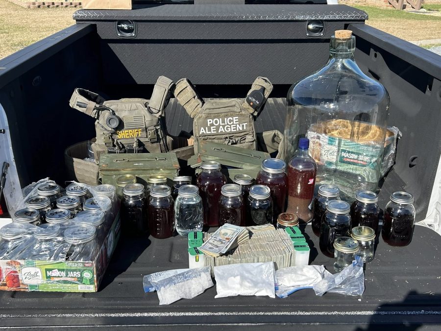 Drogas, bebidas alcoólicas, dinheiro e equipamentos de aplicação da lei exibidos após a operação conjunta do xerife do condado de Johnston, ALE, em Benson