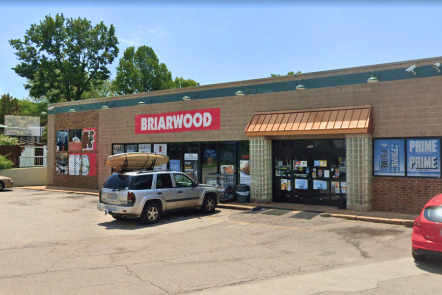 Loja de conveniência Briarwood One Stop no exterior de Brookline Missouri ligada à investigação de máquinas de jogos ilegais pelo procurador-geral do estado