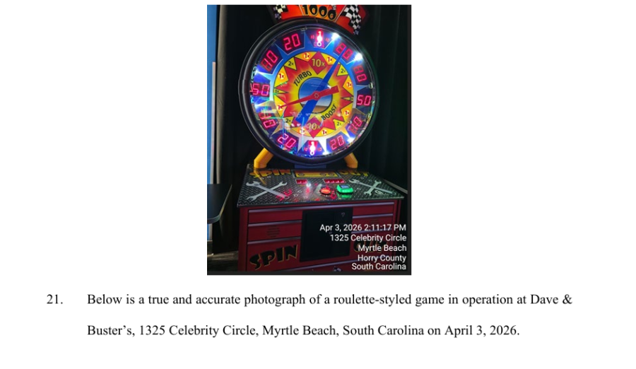Máquina de fliperama estilo roleta no local de Dave & Buster em Myrtle Beach, com roda giratória, luzes piscantes e jogabilidade com prêmios baseados em ingressos