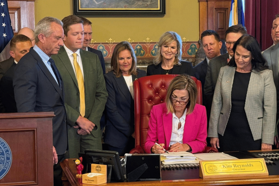 Gov. Reynolds signs Iowa sweepstakes and gambling crackdown expanding enforcement and revising tax withholding